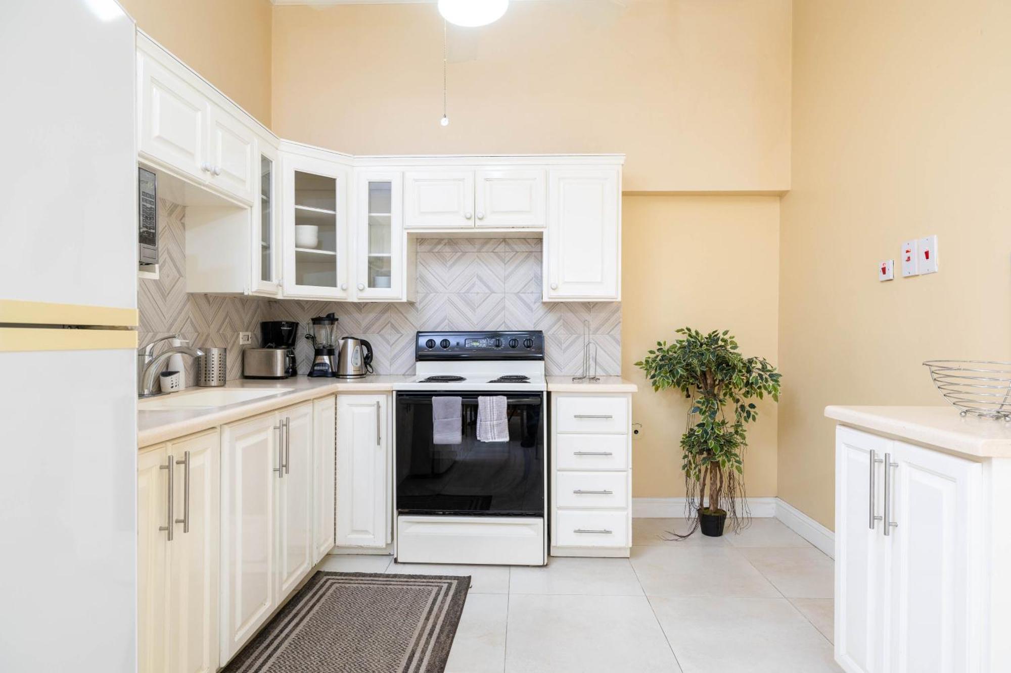 Choose To Be Happy At The Westbury - Two Bedroom Apartment Kingston Exterior photo